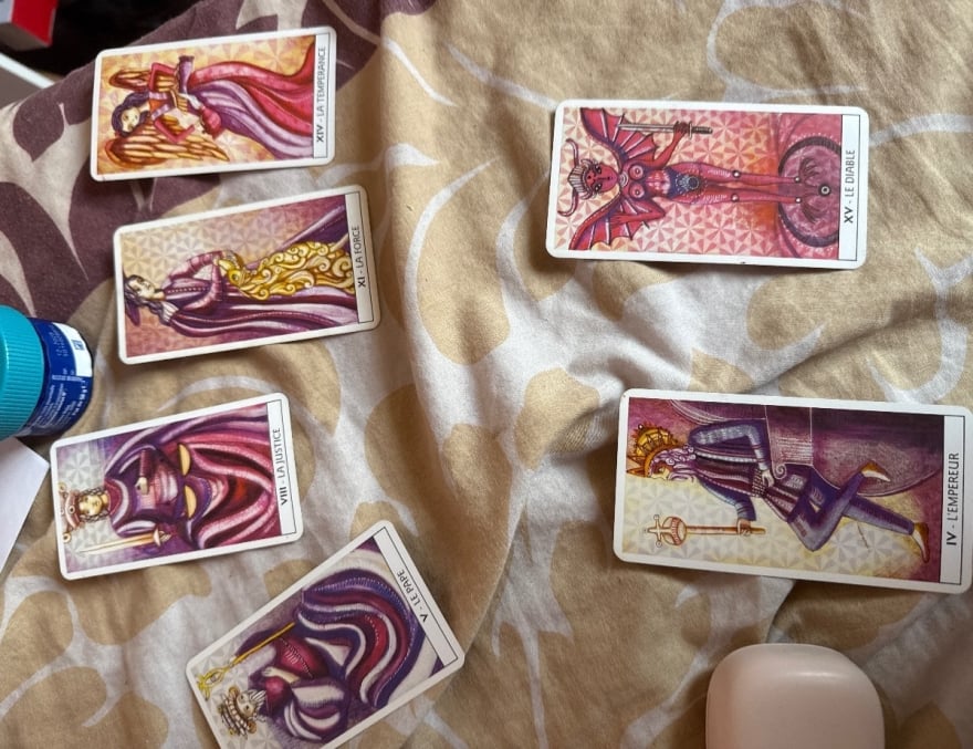 Es que mes problèmes financiers vont régler - tarot reading by marie-Louise gomis